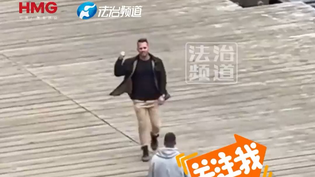 男子看着游轮渐行渐远 懊恼之际路人指了指旁边