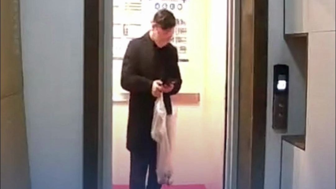 男子下班发现鞋不见了，调取监控后哭笑不得 鞋：我自由啦