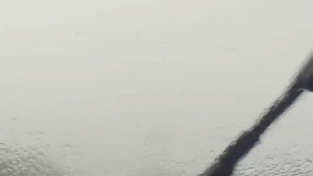 高速上遇到局部降雨有多“恐怖” “雨水袭来 瞬间失去视线”