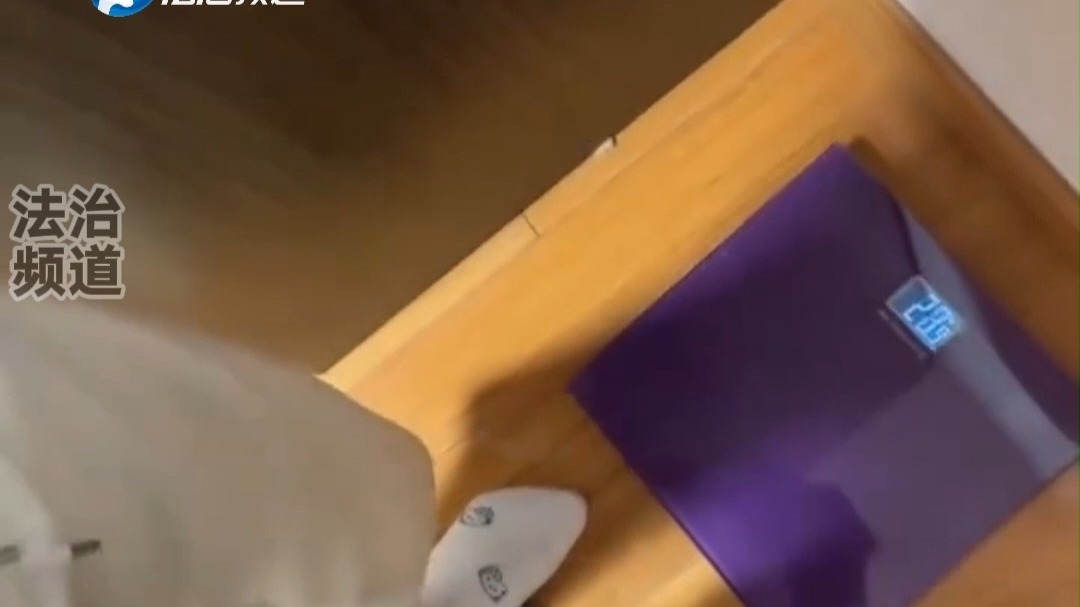 男子在媳妇称体重时偷偷踩一脚，“媳妇已经怀疑人生了”，网友：你