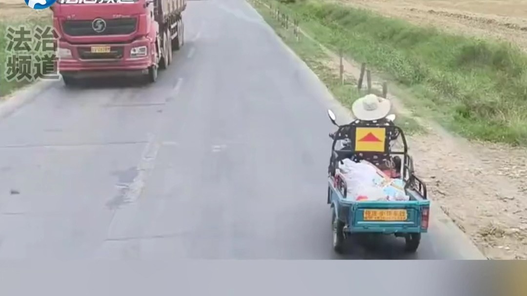 大姨骑三轮车在路边正常行驶 没想到后面跟了一大串（K）