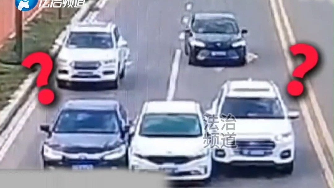 马路上还能这样“抢C位”，司机路口强行变道卡进两车之间