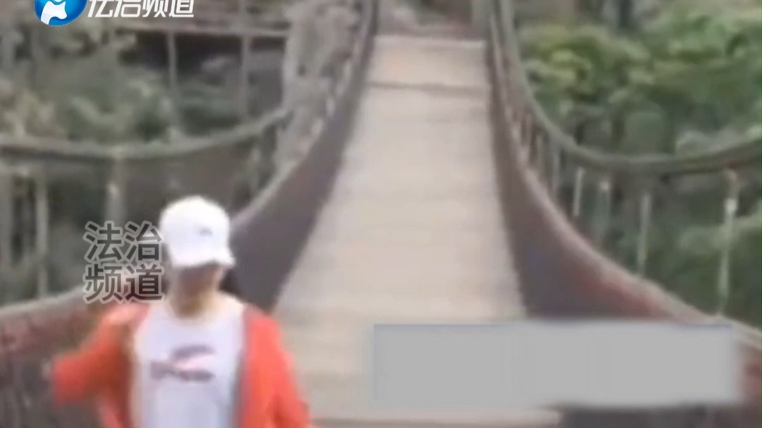 女子索桥上跳舞，下一秒手一滑把手机扔下去了