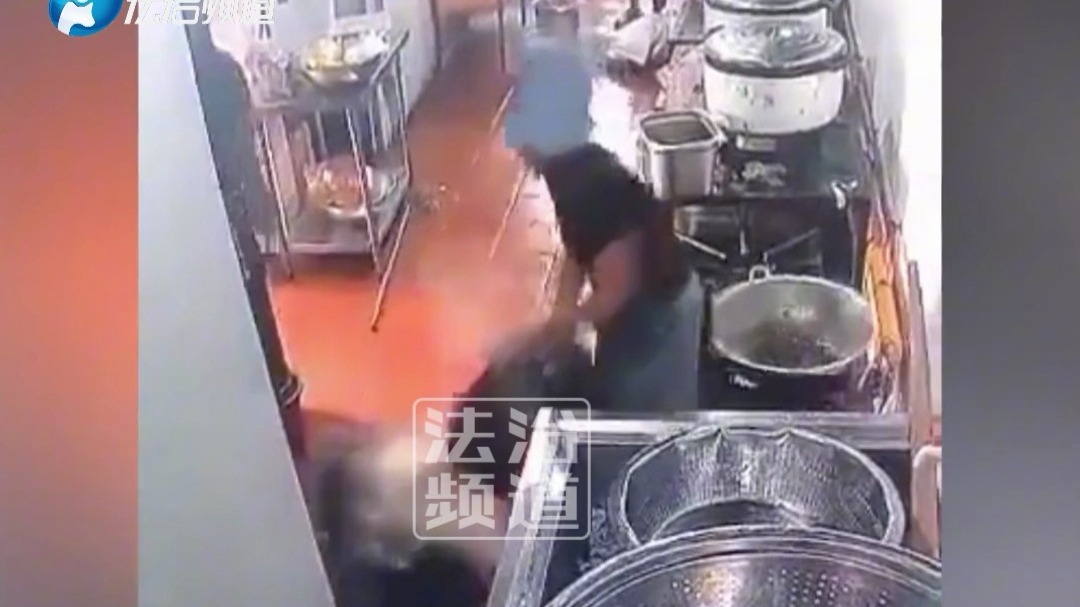 饭店两人端着滚烫的开水 没想到滑倒在地 人都被烫了