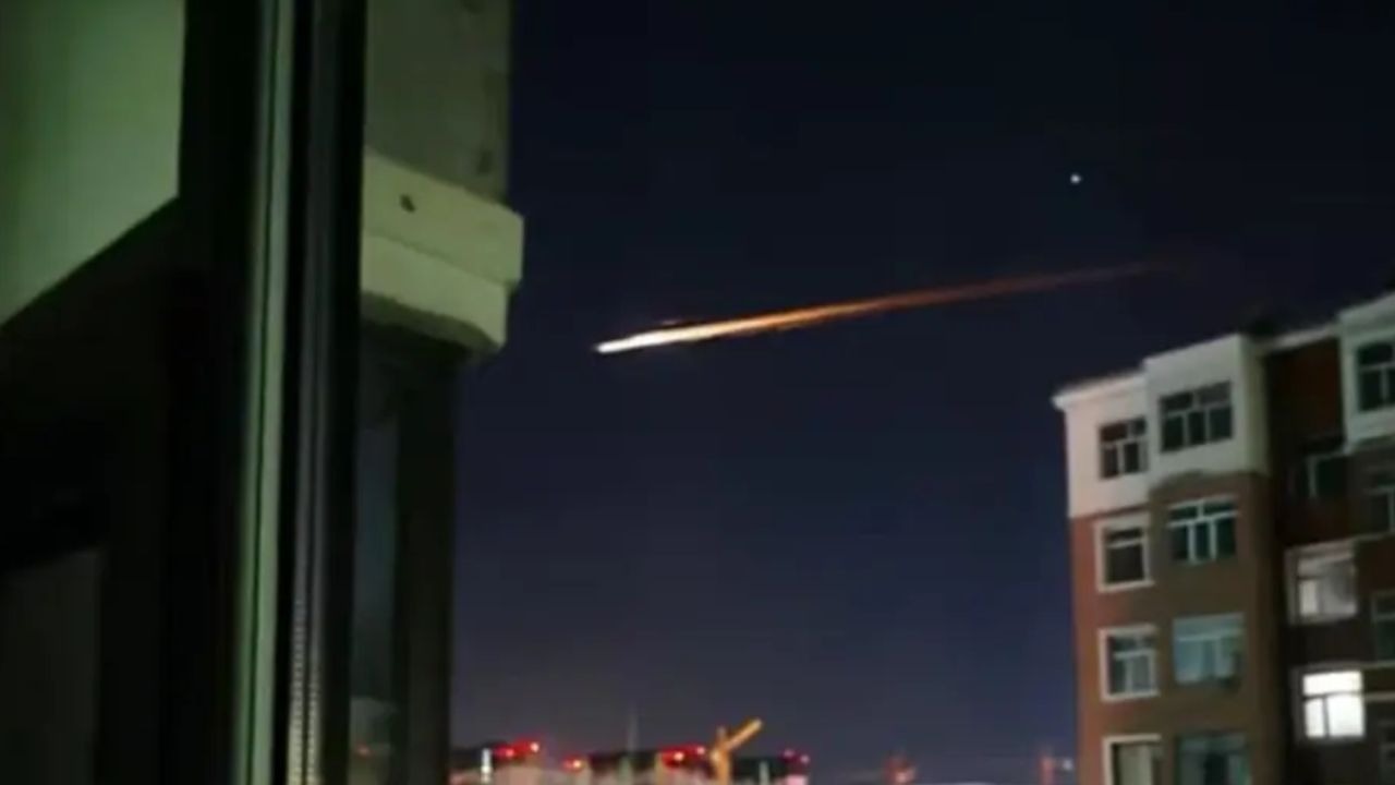 黑龙江一地多人午夜目击不明飞行物：比星星亮，尾巴带火划破天空