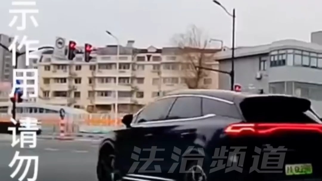 车辆转弯与过马路的行人相撞 这是谁也没看见谁 交通安全左右