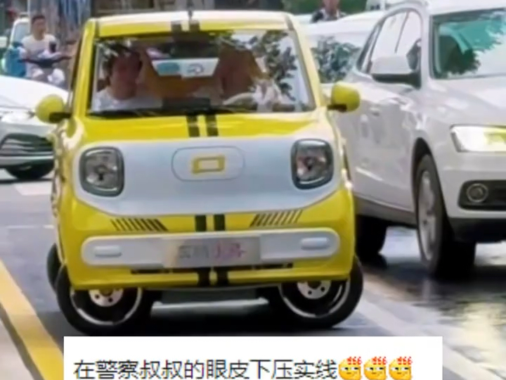 堵车现场惊现“螃蟹步”，交警:屏幕前的家人们觉得我该过去吗?