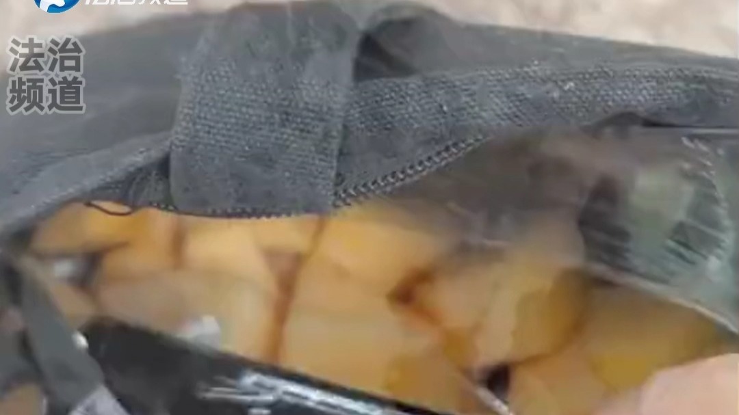 男子拿榴莲给“猴哥”吃 遭到“猴哥”嫌弃推开（K）