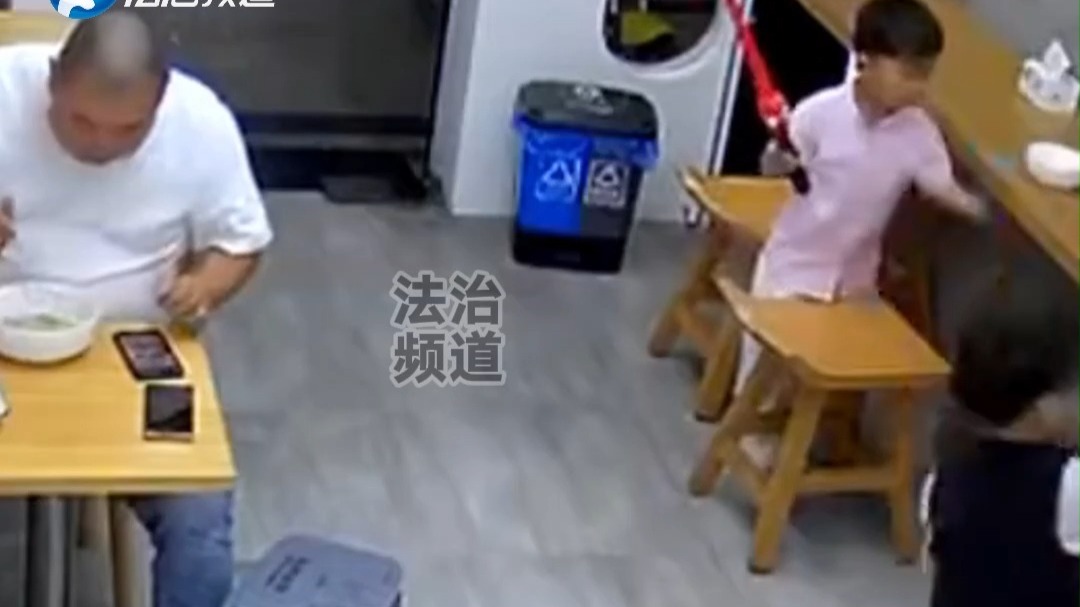 护犊子变施暴者？ 店内嬉闹 幼童竟被当众掌掴  网友怒斥：以大欺
