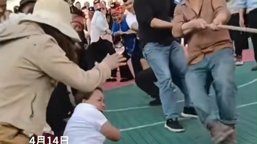 拔河比赛啦啦队大姐使出“洪荒之力”，全场最佳“辅助”比选手