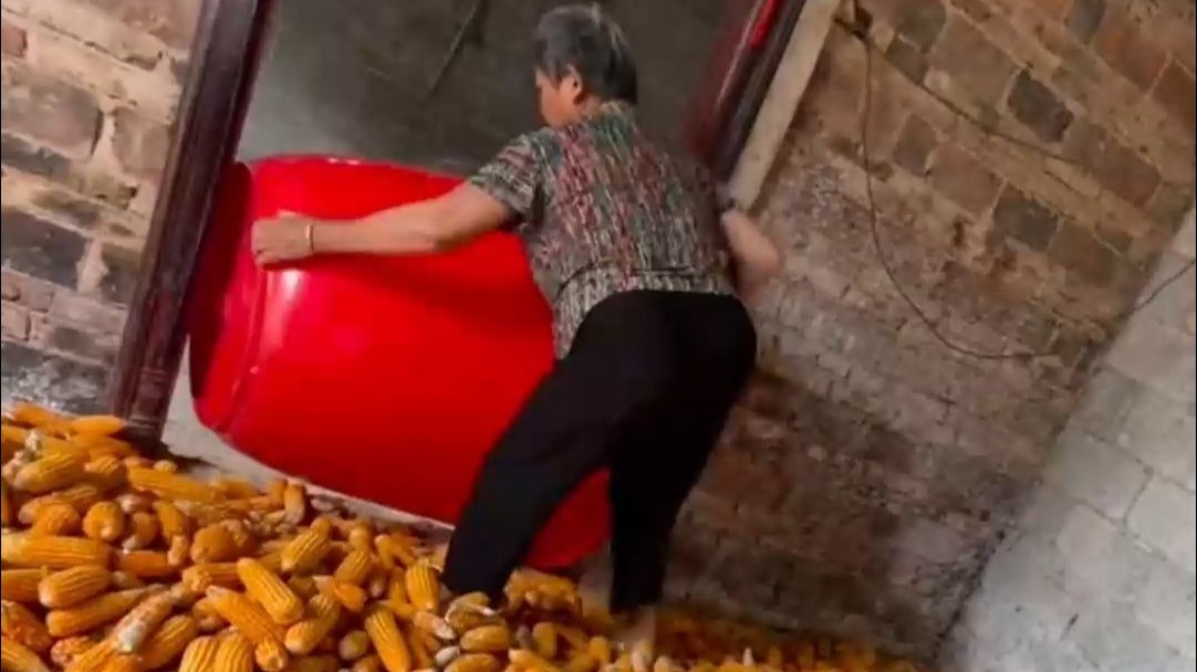 这情况 谁来了都得挨骂 “谁知道它桶口比桶身还大”