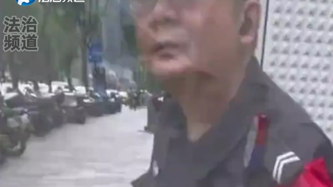 保安大叔遇到外国人问路 熟练打开手机翻译软件 没想到他会说