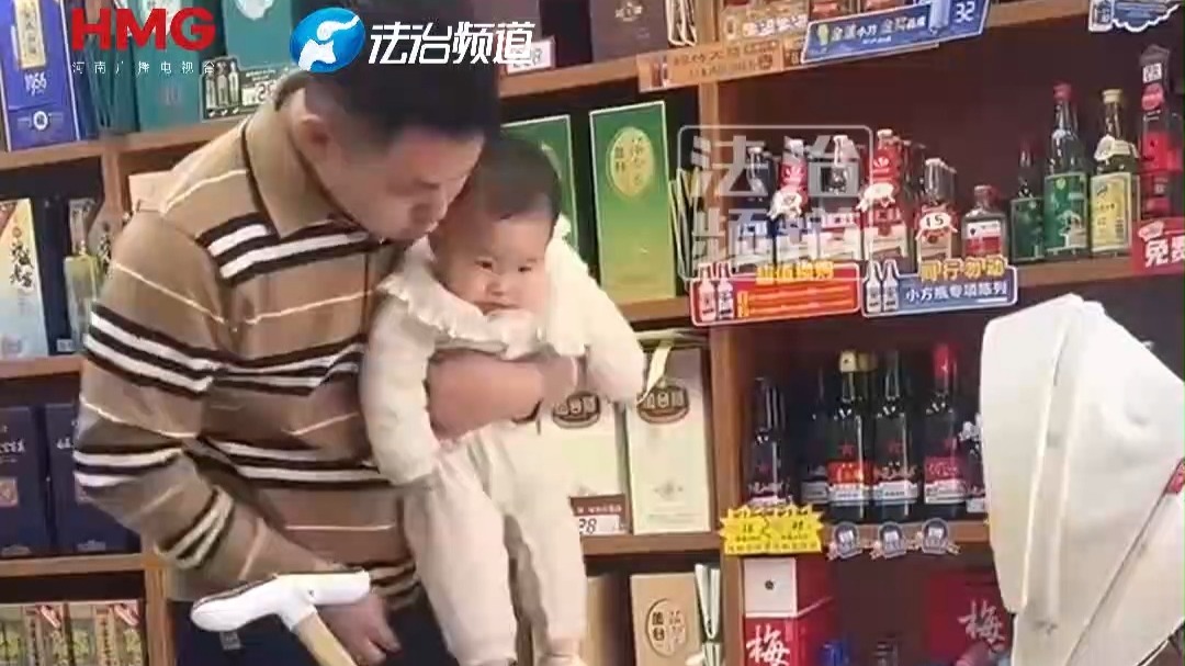 爸爸想让宝宝坐婴儿车歇会 宝宝不愿意 直接扭头咬爸爸