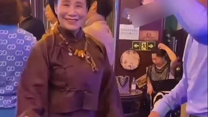 阿姨跳舞活力满满，这气质绝了