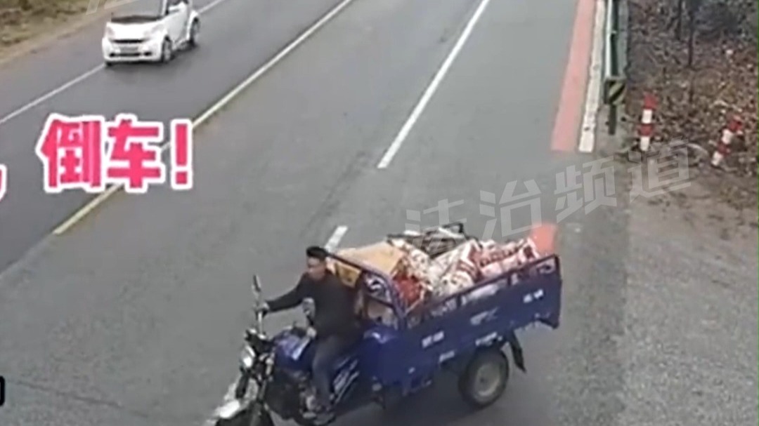 男子路口等车让行，一空挂急刹甩尾将其撞倒