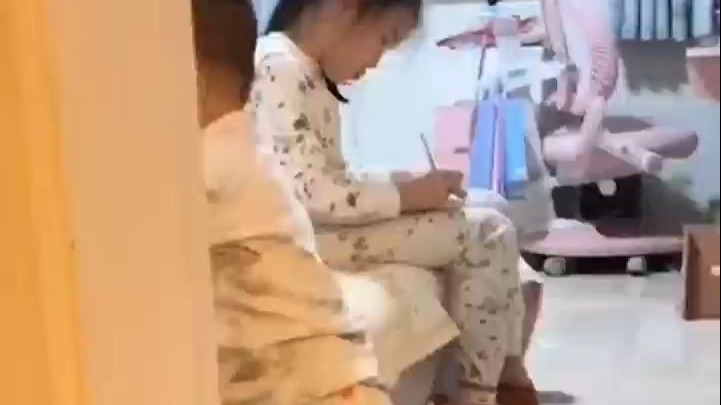 弟弟把姐姐心爱的兔子掉地上了，姐姐上去就是一脚