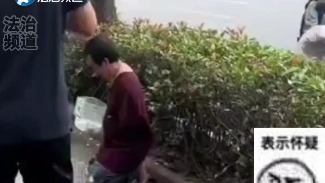 网友拍下乞讨大爷的真实一面下一秒钟胳膊就长出来了网友：哪个