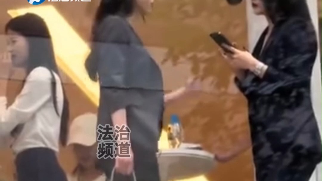 写字楼里两职场女子对话，像极了电影里的社会精英，网友：我原本计