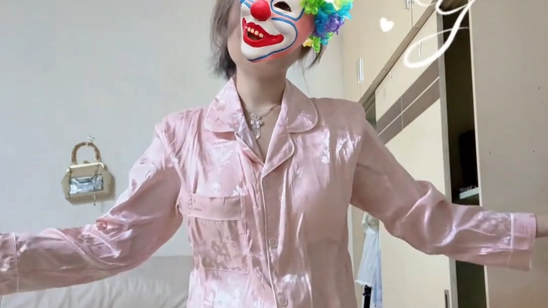 这就是百分之百聚酯纤维的魅力吗？睡衣说宽松吧 又有点贴身