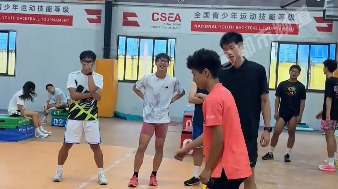 这拐顺的如此自然 网友：看得出孩子是真的为难