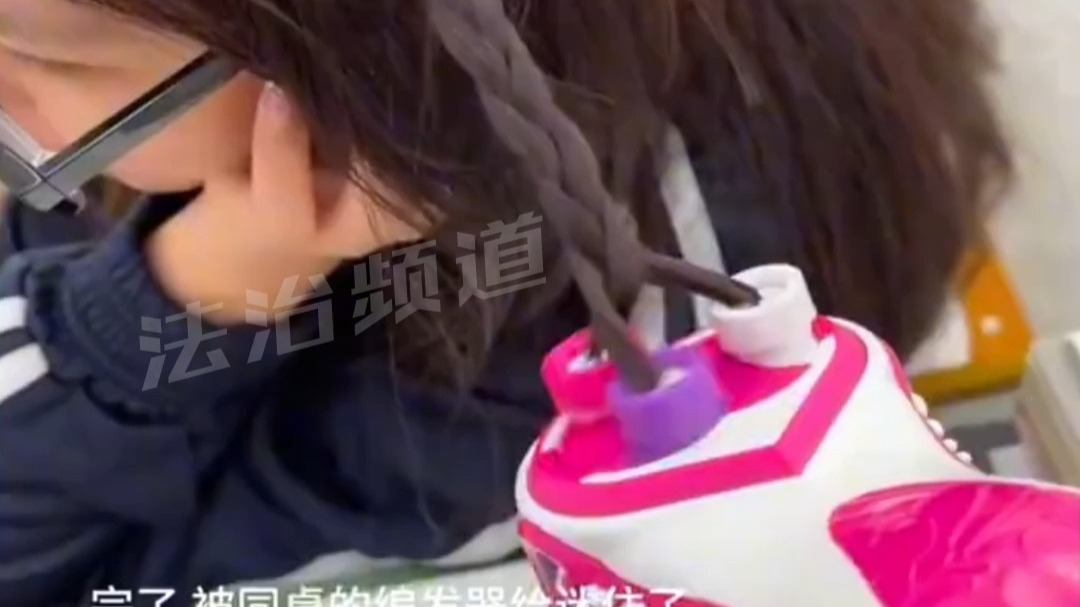 女生拿出编发器为同学编发 轻松几秒就将辫子弄好