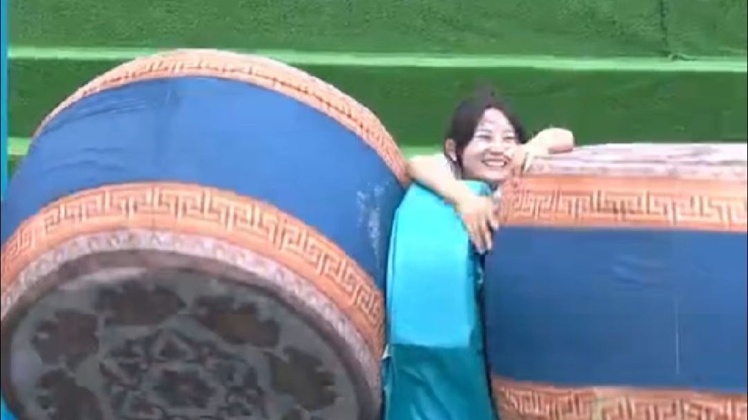 水上闯关又来一个托马斯全旋？小姐姐：落水了？我装的！