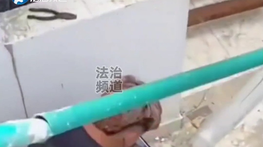 小伙在工地摸鱼打游戏边打还边整出点声音网友：小伙子主意挺多