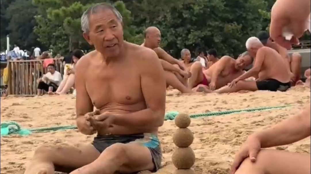 谁能拒绝海边玩沙子的诱惑呢 “看起来大爷对他的作品很满意