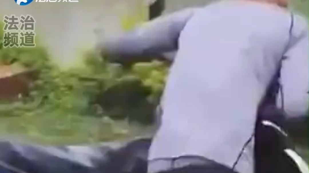 电动车起火被推下河竟越烧越猛！水中火船惊呆路人 专家警告：锂