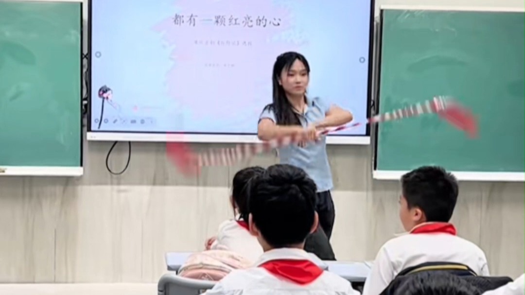 90后音乐老师课堂上耍花枪教京剧，想带学生们感受传统文化的魅
