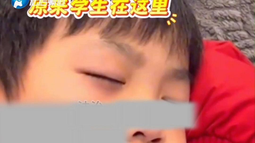 爸爸陪儿子听网课 听得聚精会神，镜头一转儿子睡着了...