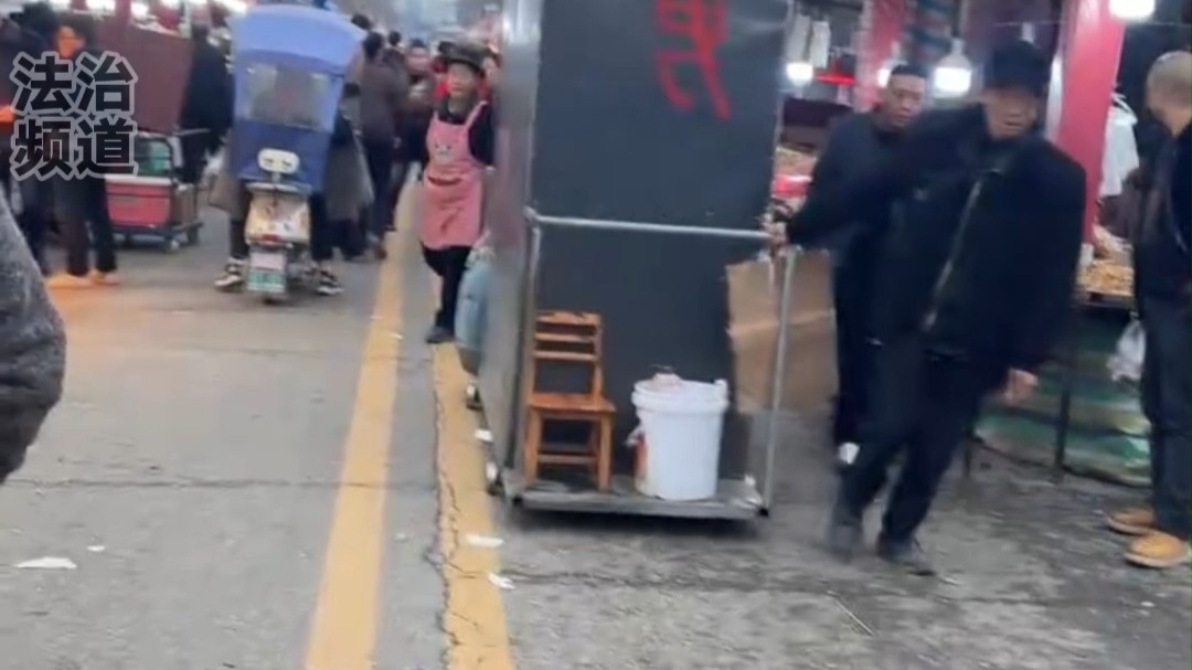 大爷拉着移动厕所上路 网友：上个厕所出来就迷路了
