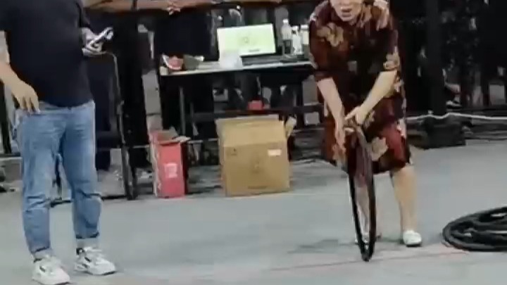 小伙摆摊套圈遇上高能大妈（来源：山弟 编辑：孙晓娜 一审：李松 王