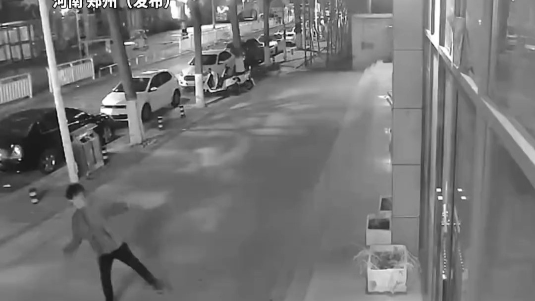 多名小伙凌晨砸破玻璃入店行窃，分工明确来回几次不断搬运