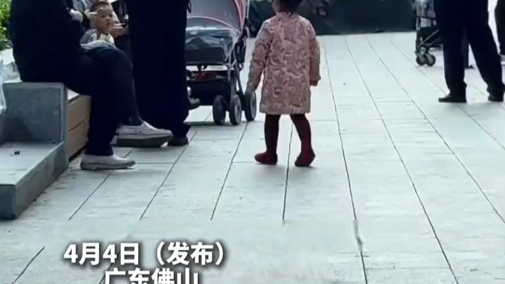舅舅公众场所抽烟，三岁女童向民警告状