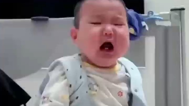 妈妈给宝宝断奶，宝宝生气不让妈妈抱