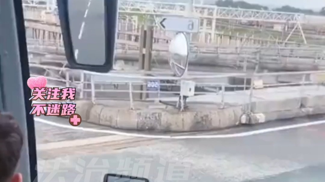 小伙驾驶着大客车上船， 严丝合缝地穿过隧道口