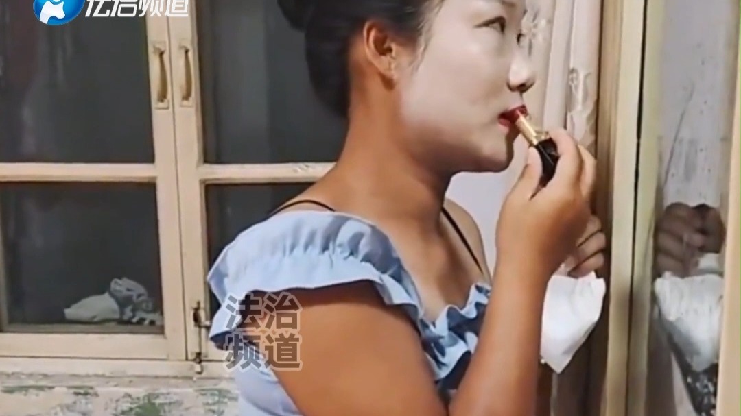 妻子打扮漂亮准备出门 对着镜子撇撇嘴深深叹息 一旁丈夫看懵