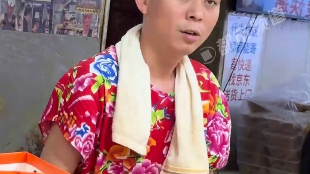 淄博爆火小哥“条件反射”式笑容 网友：表情管理很到位