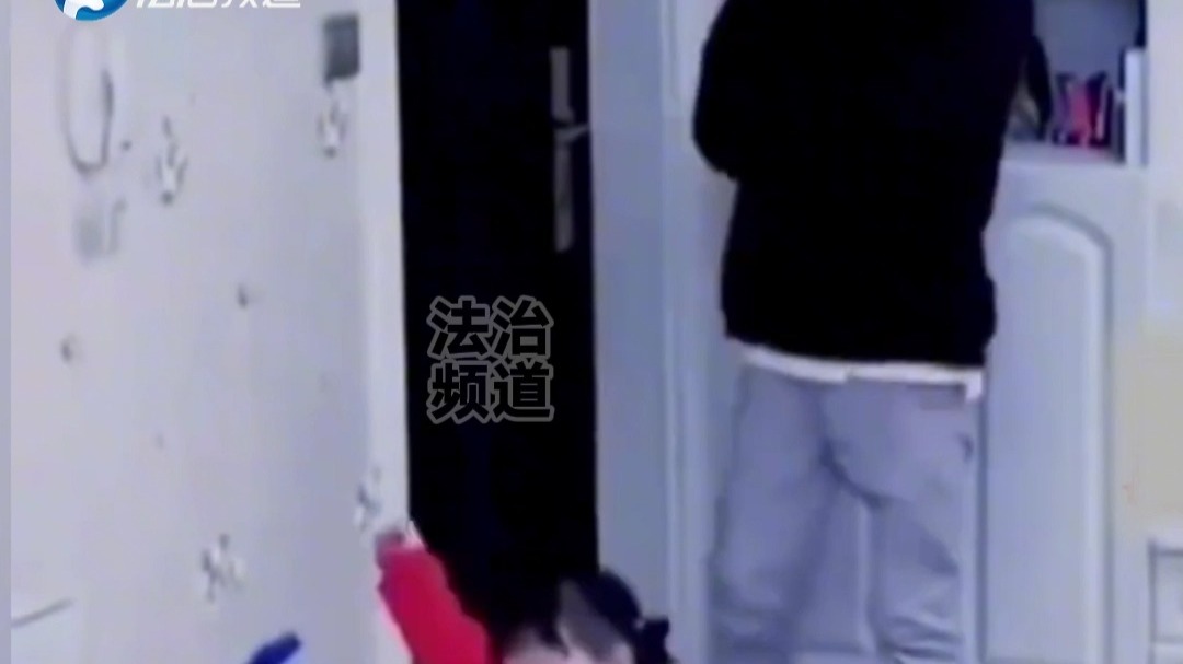 爸爸假装出门下一秒女儿就现出原形网友：姜还是老的辣啊