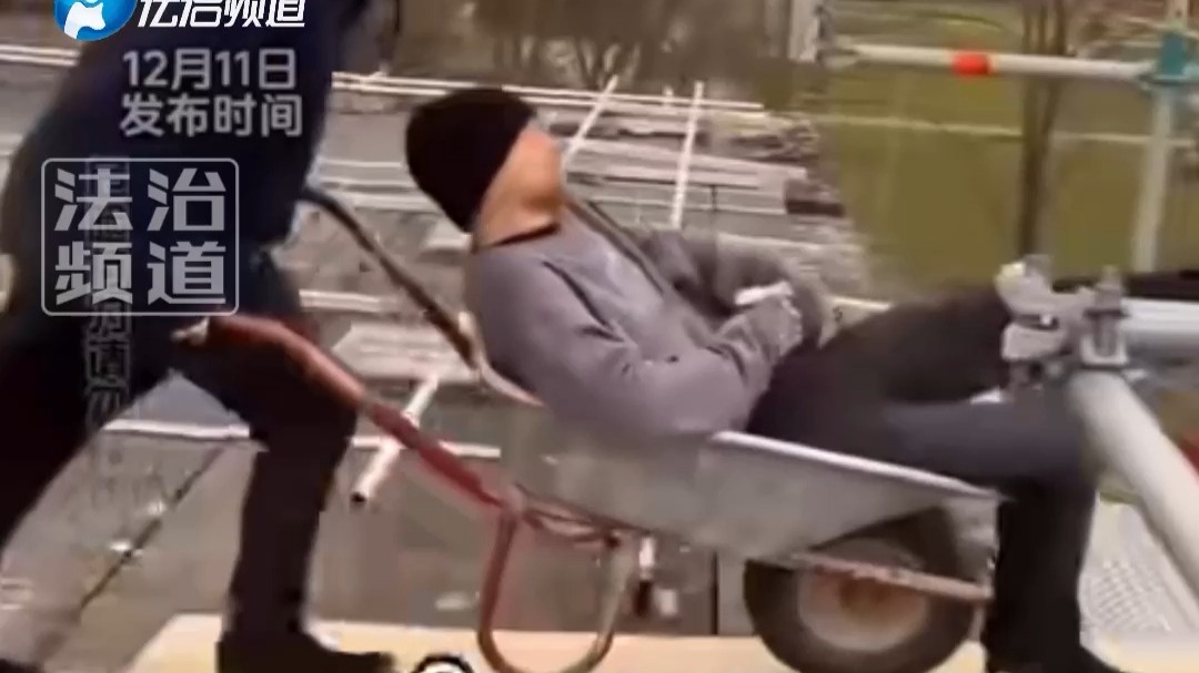 外国男子自制了一个通道 让好友先实验一下 网友：胆子可真大啊