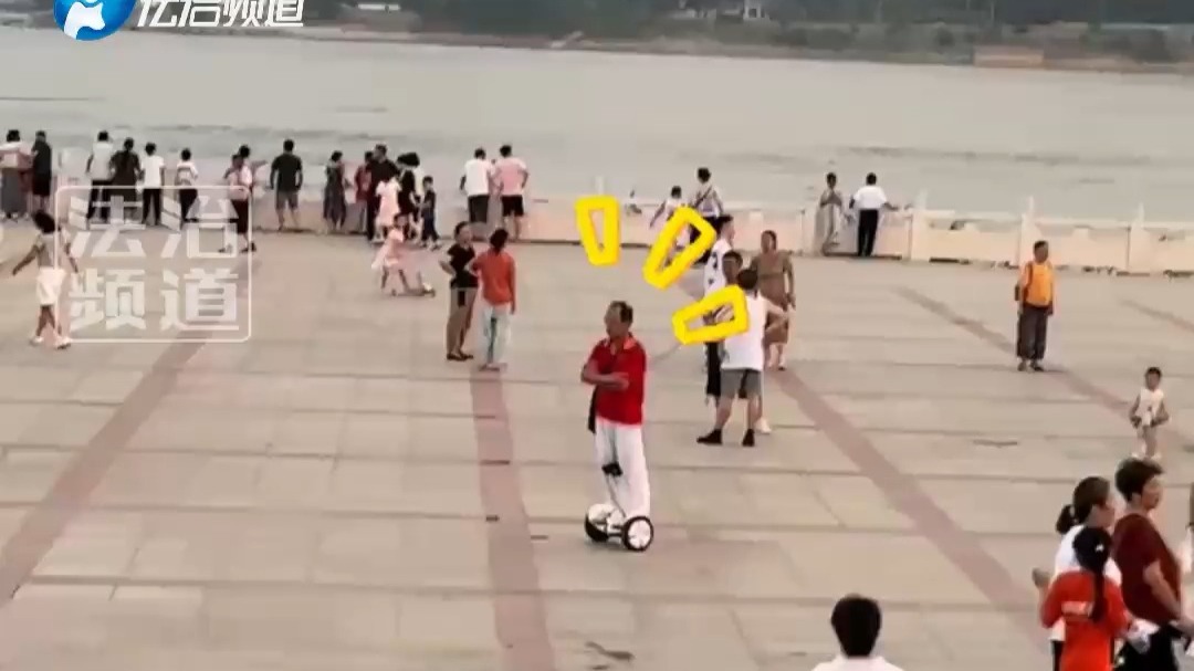 大爷踩着平衡车遛风筝 一串风筝连天接地好似登云梯 网友：这风