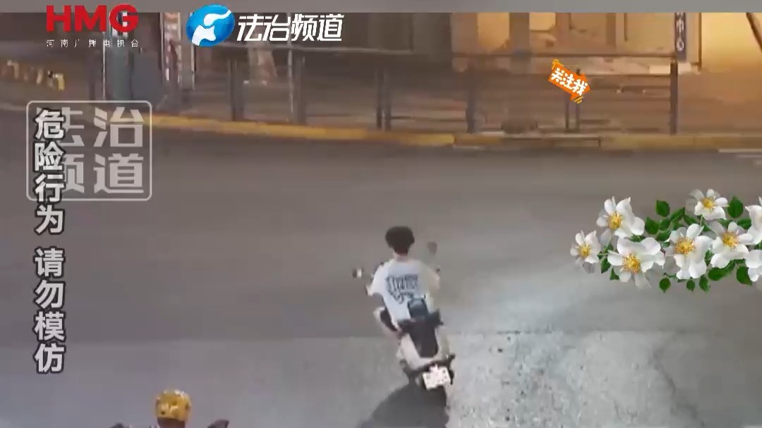 两轮电动车通过十字路口闯红灯 被右侧来车撞倒在地