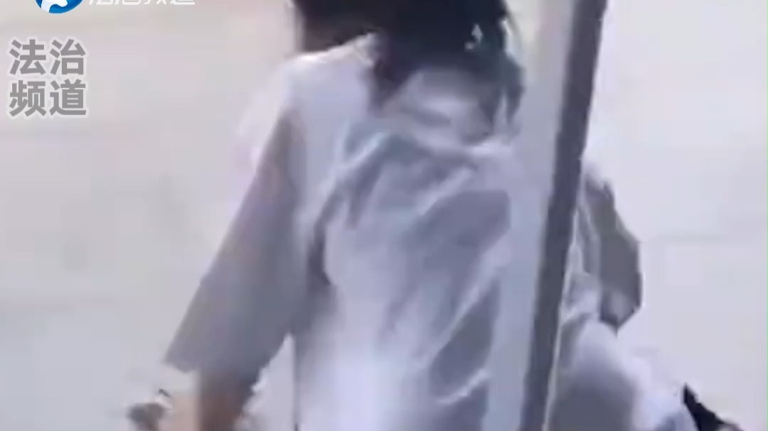 商场突发“丢娃”事件！ 妈妈急到跑丢鞋瘫倒在地 网友：看监控都