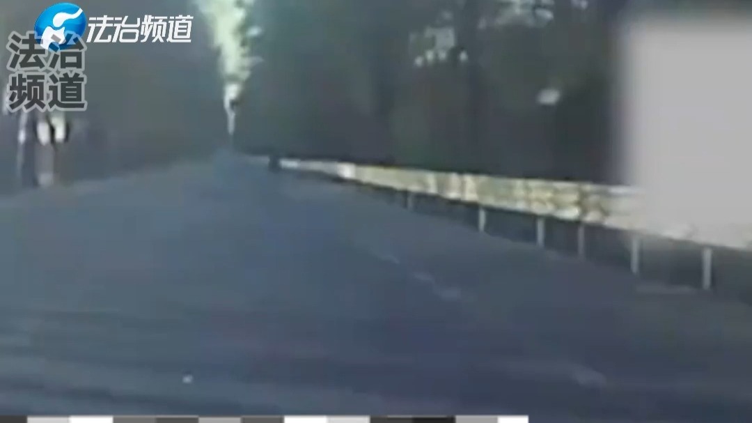 男子开车与女同伴嬉戏打闹 撞向路边行驶的三轮车致司机当场