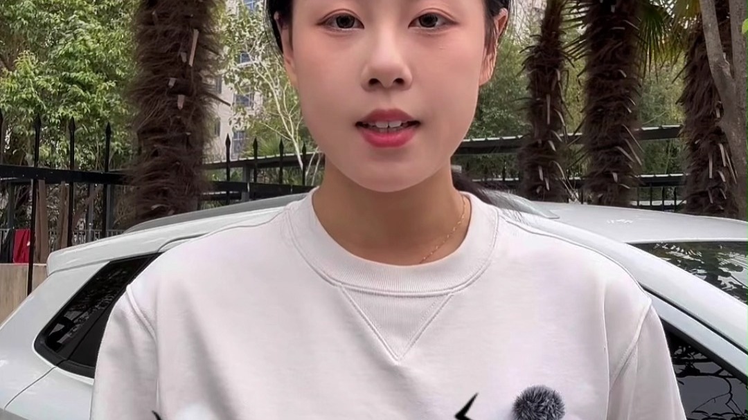 男子无视右方来车加速横穿，没想到直行车竟未减速