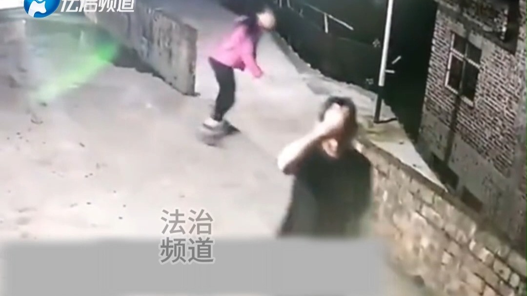 女子本来站在台阶上，随后突然人没了知觉直接摔了下去