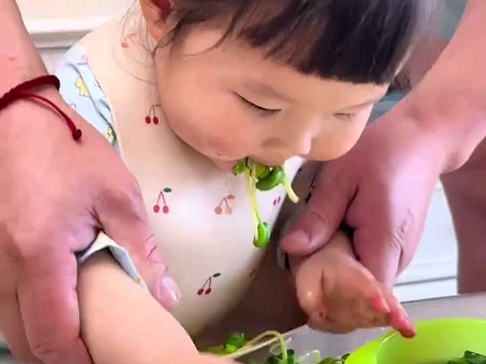 宝贝的眼神里，都是对食物的渴望。网友：好希望我家娃吃饭也这样