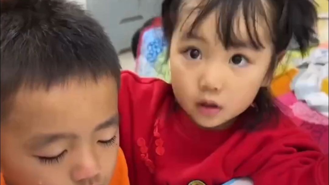 4岁妹妹辅导6岁哥哥做题，耐心又温柔的语气，告诉哥哥“信心是最