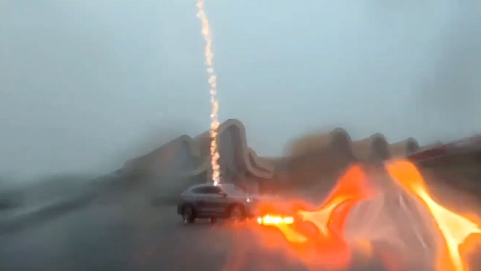 广西一行驶中汽车被闪电击中瞬间熄火，男子：太近了，有明显的震感